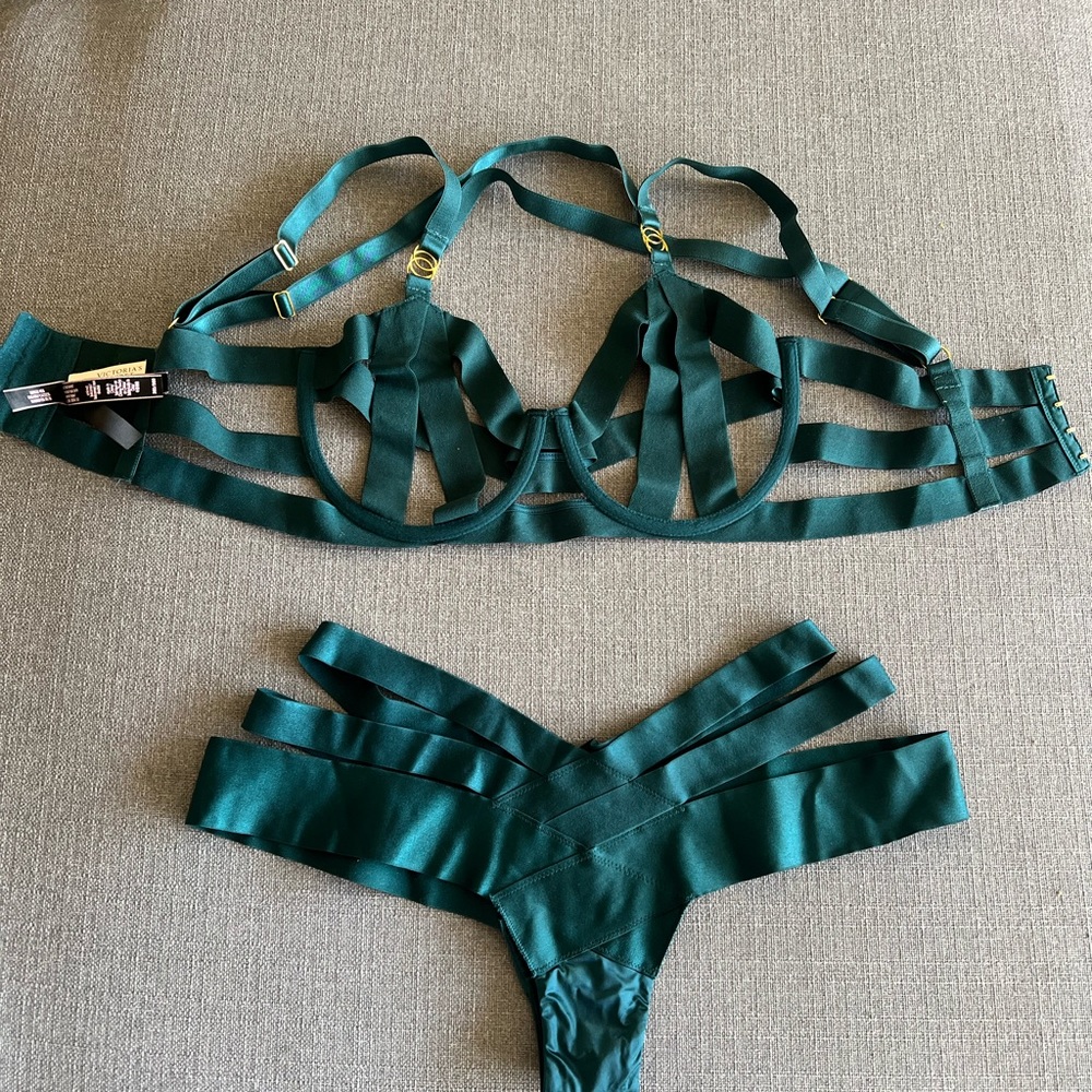Very sexy Victorias Secret banded strappy set. Brand new.Size: bra-36D, panty-L